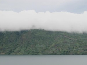 Inilah Tempat Danau, Bukit, dan Kabut Menjadi Satu