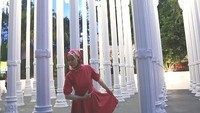 Berfoto di Love Light yang merupakan pilar-pilar ala bangunan Yunani