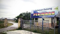 Ucapan selamat datang menyambut kami di pintu kawasan Asrama Penjunan
