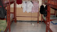 Ruang kamar di Asrama Penjunan, rapi dan teratur
