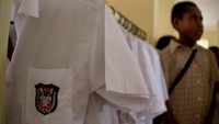 Pakaian rapi anak-anak asrama Penjunan yang disusun berdasarkan nama mereka di depan pintu kamar