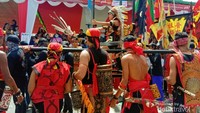 Para Tatung yang duduk dikursi Berbesi tajam dan runcing