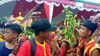 Para Tatung Menusukan berbagai benda Tajam ke Pipinya