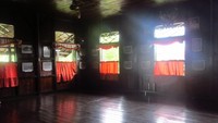 Sebagian besar bagian rumah terbuat dari kayu dengan banyak jendela
