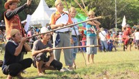 Olahraga sekaligus permainan tradisional bernama sumpit. (Iraw Tengkayu/2017)