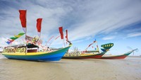 Sejumlah perahu mengiringi proses pelarungan Perahu Padaw Tuju Dulung.  (Iraw Tengkayu/2017)