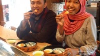 Penulis menikmati seafood dalam tur Kaito Yumin Club