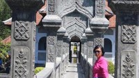 Jembatan yang harus dilalui pengunjung untuk menuju ke Balai Gili sering dijadikan tempat berfoto