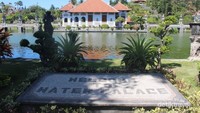Balai Gili yang berarsitektur Belanda dengan kolam besar di depannya