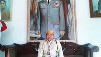 Berpose di depan lukisan Bung Karno