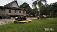 Meriam istana kuning