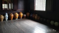 Guci koleksi istana kuning