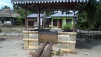Dua meriam di depan istana