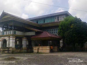Istana Niat Lima Laras, Tak Kalah Megah dari Istana Maimun