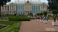 Istana utama di Peterhof yang terlihat megah