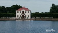 Istana Marly di Peterhof yang menghadap ke danau