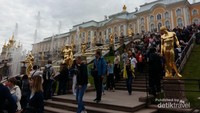 Air mancur di Istana Peterhof yang selalu ditunggu saat dinyalakan di pagi hari