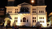Gedung Bank Indonesia yang artistik terlihat di malam hari