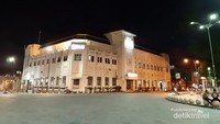 Gedung Bank BNI terlihat seperti bangunan kuno bergaya Eropa.
