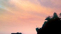 Masih di Tanah Lot dengan semburat cahaya jingga yang memesona