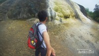 Gundukan kapur tampak dari depan.