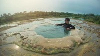 Berendam air panas di Jacuzzi alami.