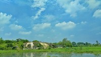 Nampak Gunung Peyek dari kejauhan.