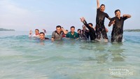 Bermain Air di Pantai Jati