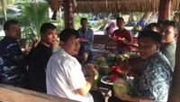 Menikmati Martabak dan es kelapa di Pantai Jati