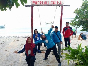 Jadi Kangen Main Air di Pantai Cantik Kepulauan Mentawai