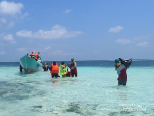 Jadi Relawan di Pulau Terindah dari Indonesia