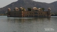 Jal Mahal, istana terapung di tengah danau Man Sagar