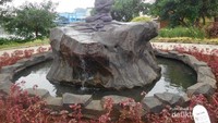 Sesuai dnegan namanya, di sini ada beberapa patung yang menggambarkan legenda Keong Mas