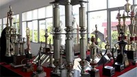 Kumpulan piala di dalam museum (indonesia.travel)