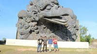Berfoto dengan latar kepala garuda