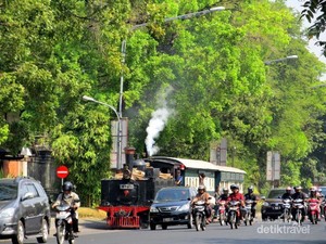 Jalan-jalan di Solo Naik Kereta Uap, Seru!