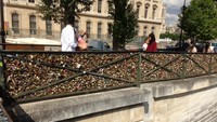 Jembatan Love Lock, simpanlah gembok cinta anda disini