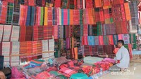 Aneka motif dan warna Ulos dan tenun dapat kita jumpai di sini.