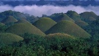 Bukit cokelat saat hijau (sumber: amazinvideo.blogspot.com)
