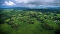 Bukit Cokelat dari kejauhan (Sumber: hilman.web.id)