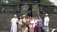 Berfoto bersama