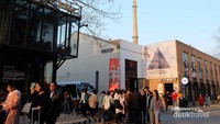 798 Art Zone, Beijing. Dulunya tempat ini adalah kompleks militer, tapi sekarang sudah beralih fungsi jadi kawasan yang nyeni banget. Harus ke sini kalau suka seni kontemporer