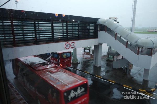 Lalu lalang shuttle bus AirAsia