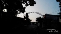 Gapura Desa Tulungrejo/ Kampung Inggris berdiri dengan kokoh