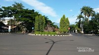 Taman Pembatas Jalan di sebrang Stasiun Malang