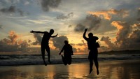 sunset di pantai pasir putih