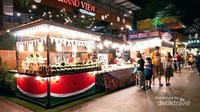 Kedai yang menjual makanan serangga di Asiatique Night Market Thailand