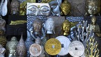 Barang-barang seni yang dijual di sepanjang jalan