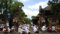 Umat hindu sedang mengikuti upacara keagamaan di pura