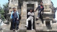 Berfoto di bangunan candi